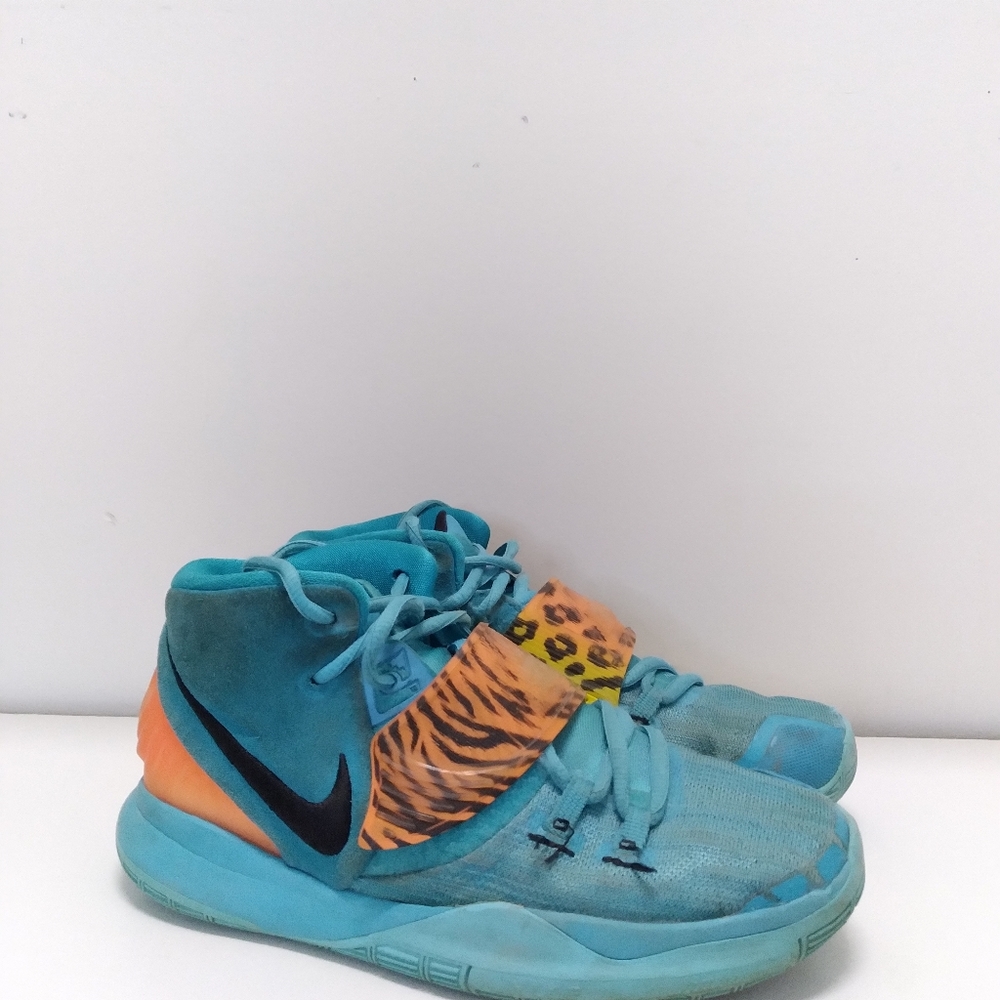 Boys Nike Kyrie Size 5y.